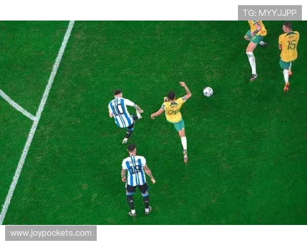 西罗连晃三人低射破门神似梅西